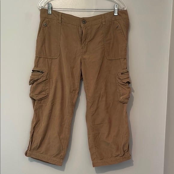 GAP Pants - GAP Beige Cargo CAPRIS size 10, stretch corduroy